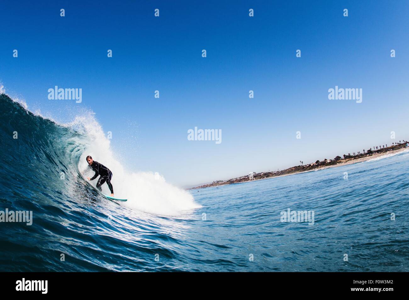 Metà maschio adulto surfer surf onda curvo, Carlsbad, California, Stati Uniti d'America Foto Stock