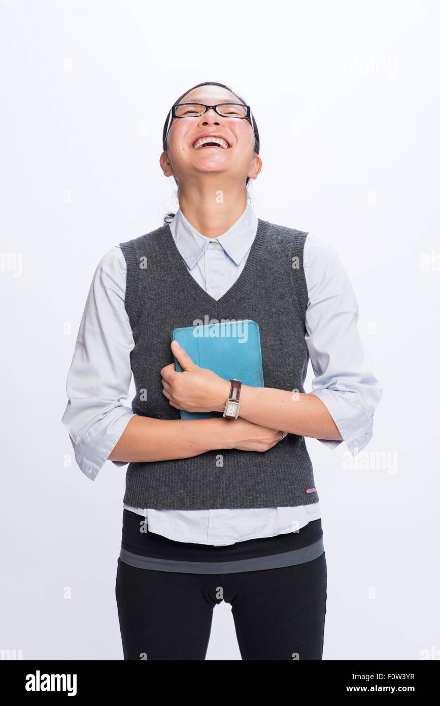 Imprenditrice abbracciando digitale compressa, ridendo Foto Stock