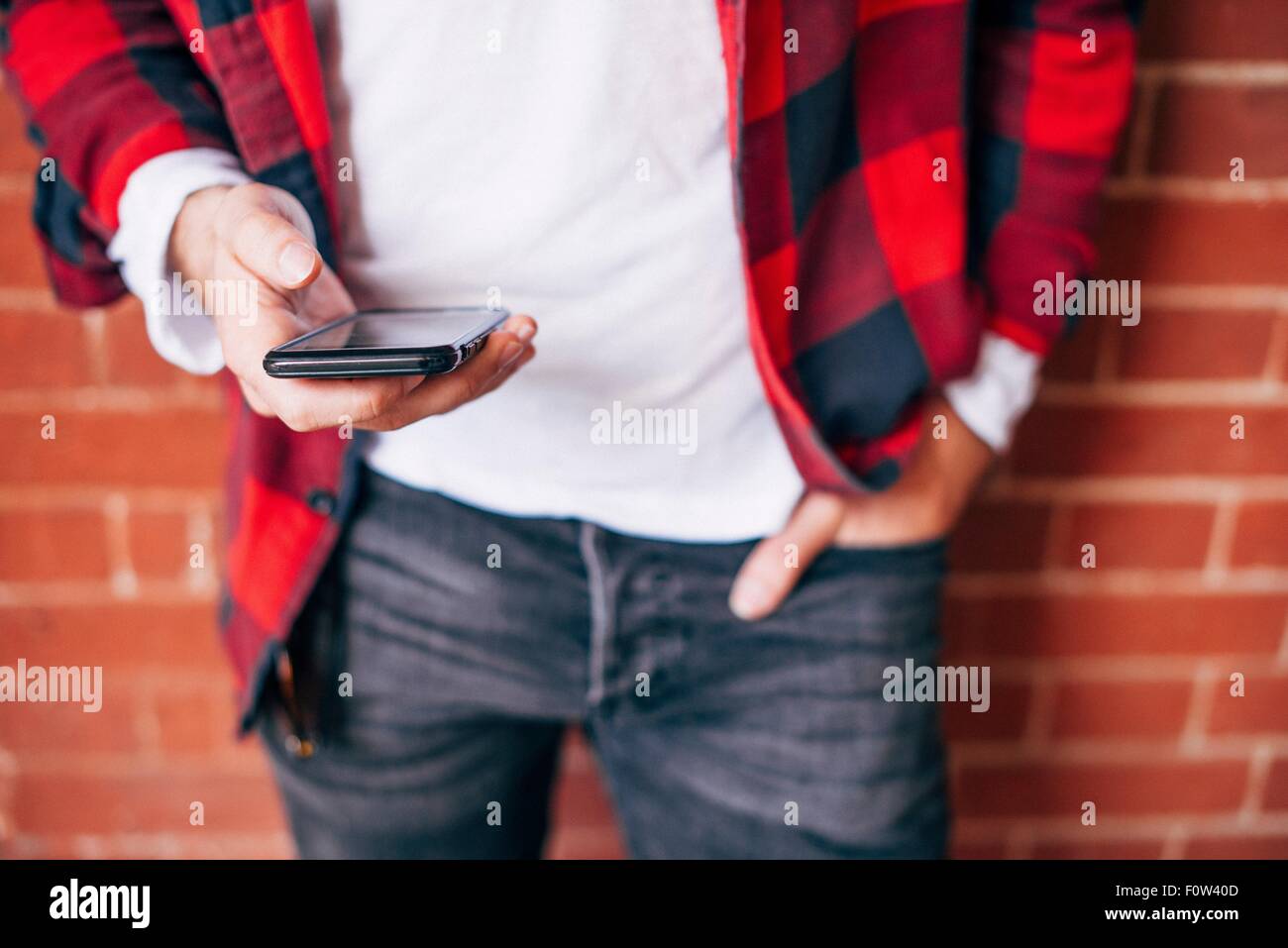 Dettaglio shot delle mani dell'uomo smartphone di contenimento Foto Stock