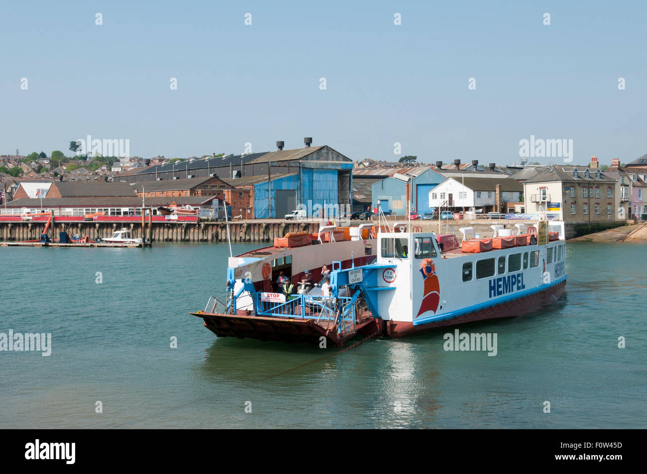 Catena di Cowes ferry per l'Isola di Wight, attraversa il fiume Medina di collegamento tra Oriente e Occidente Cowes Foto Stock