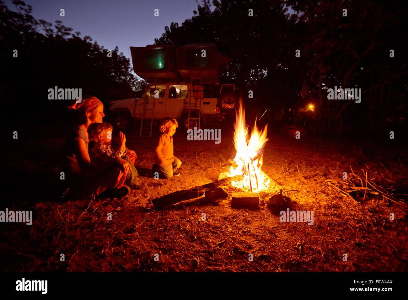 Madre e figli dal fuoco, Nxai Pan National Park, Deserto Kalahari, Africa Foto Stock