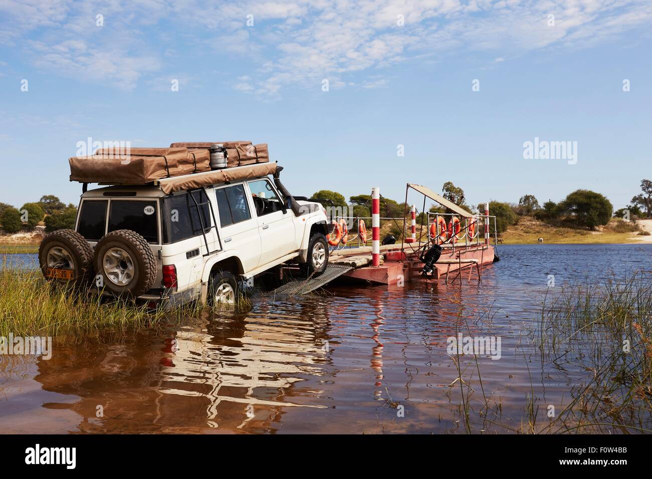 Traghettare il veicolo, Boteti River, Nxai Pan National Park, Deserto Kalahari, Africa Foto Stock