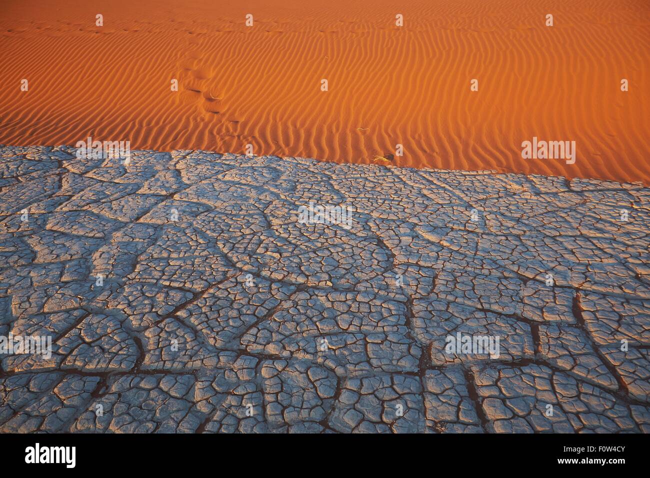 Lago incrinato bed e dune di sabbia, Namib Naukluft National Park, Namib Desert, Sossusvlei, Dead Vlei, Africa Foto Stock