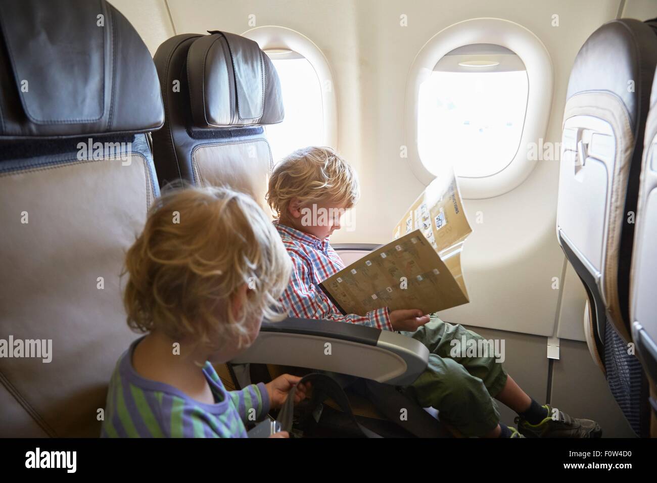 Ragazzi seduto in aereo Foto Stock