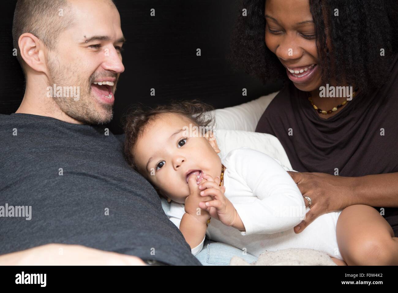 Ritratto di metà i genitori adulto e bambino figlia Foto Stock