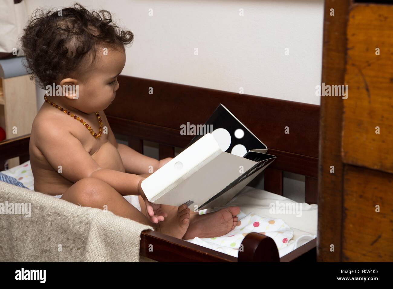 Il Toddler girl guardando imballaggi di cartone Foto Stock