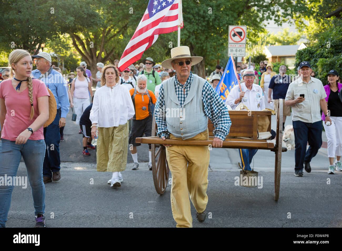Xx secolo Mormoni ripercorrere il percorso che i loro antenati hanno preso in arrivo al loro "primo accampamento' in Salt Lake City. Foto Stock