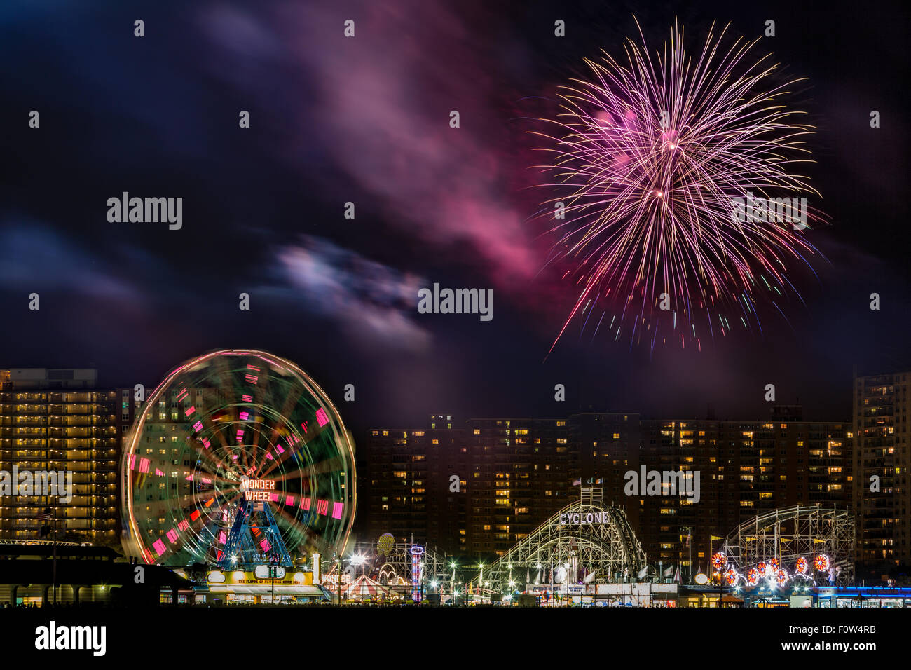 Coney Island fuochi d'artificio - Estate fuochi d'artificio celebrazione dal all'iconico punto di riferimento di Coney Island Amusement Park a Brooklyn, New York. Foto Stock