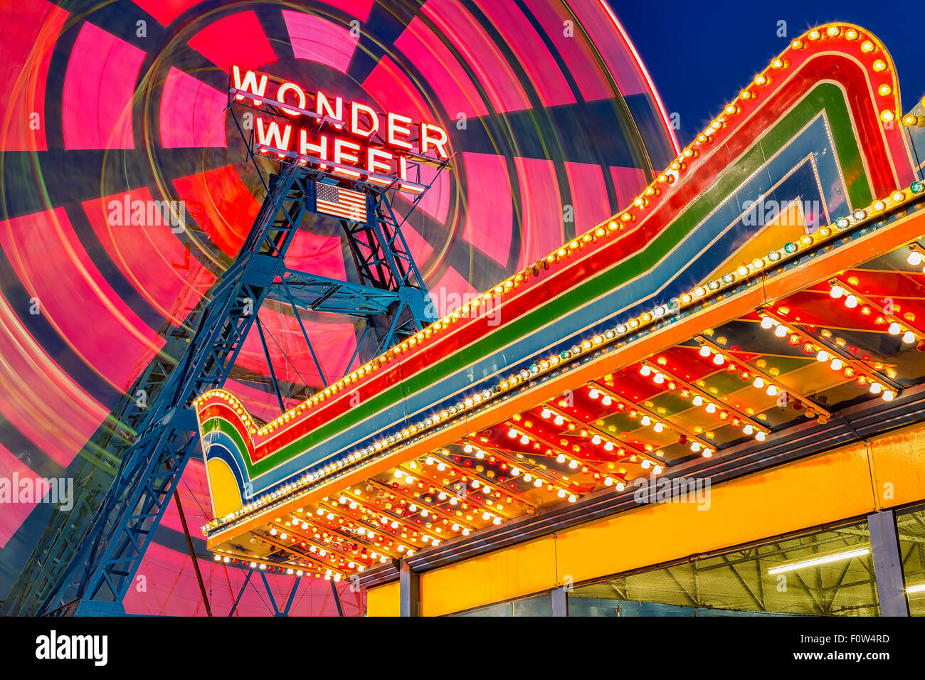 Wonder Wheel a Coney Island - colorati eccentrico ruota panoramica Ferris in movimento e illuminato il parco di divertimenti marquee presso il famoso punto di riferimento Deno il Wonder Wheel Parco Divertimenti a Coney Island a Brooklyn, New York. Foto Stock