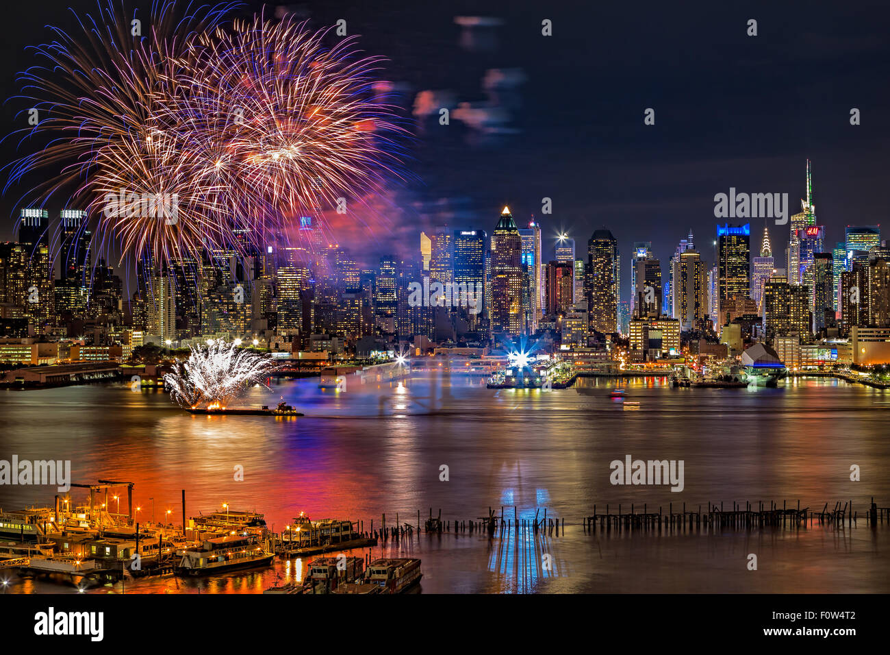 Manhattan NYC Estate fuochi d'artificio - Fireworks display estive Festa sul fiume Hudson da Manhattan con grattacieli illuminati nella città di New York (New York), New York. Foto Stock