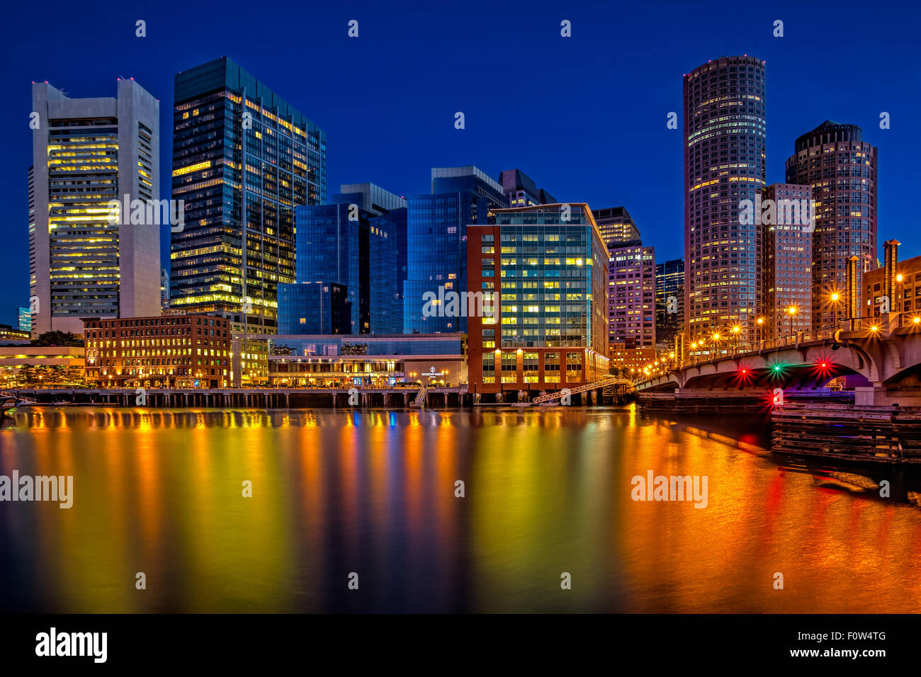 Skyline di Boston Twilight - vista dello skyline di Boston durante il crepuscolo ora prima dell'alba. Visto sono l'InterContinental Hotel, il Evelyn Moakley Bridge, la Federal Reserve Bank Building. Due luogo internazionale, Christina Science Center, insieme con altri grattacieli. Foto Stock
