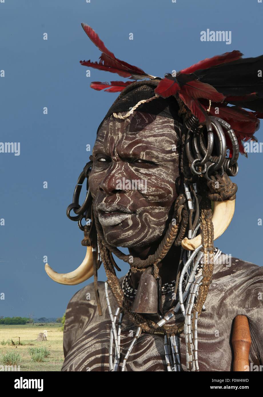 Ritratto di uomo dalla tribù dei Mursi decorate con faccia vernice, Etiopia, Africa Foto Stock