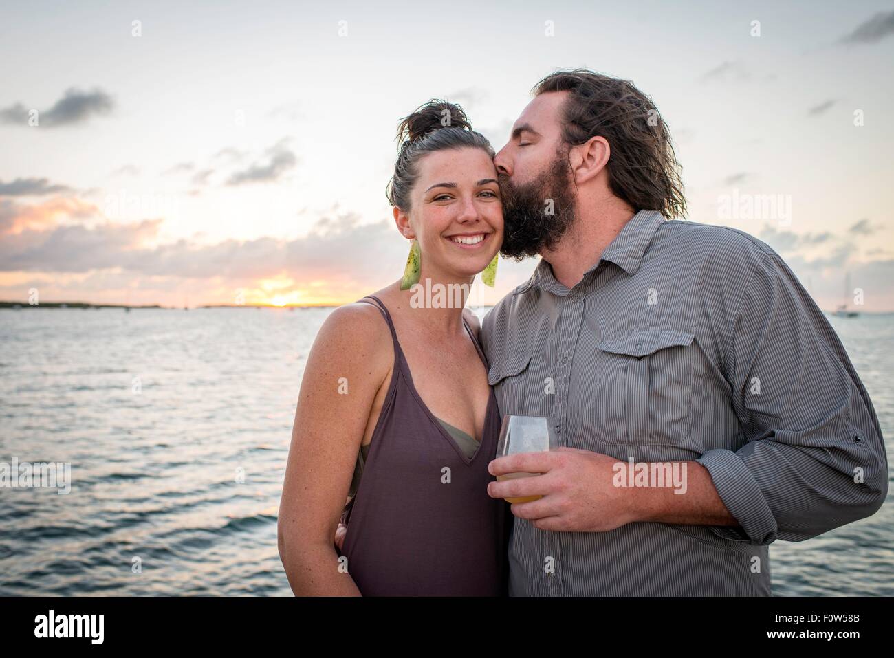 Uomo ragazza baciare sulla guancia a costa, Islamorada, Florida, Stati Uniti d'America Foto Stock