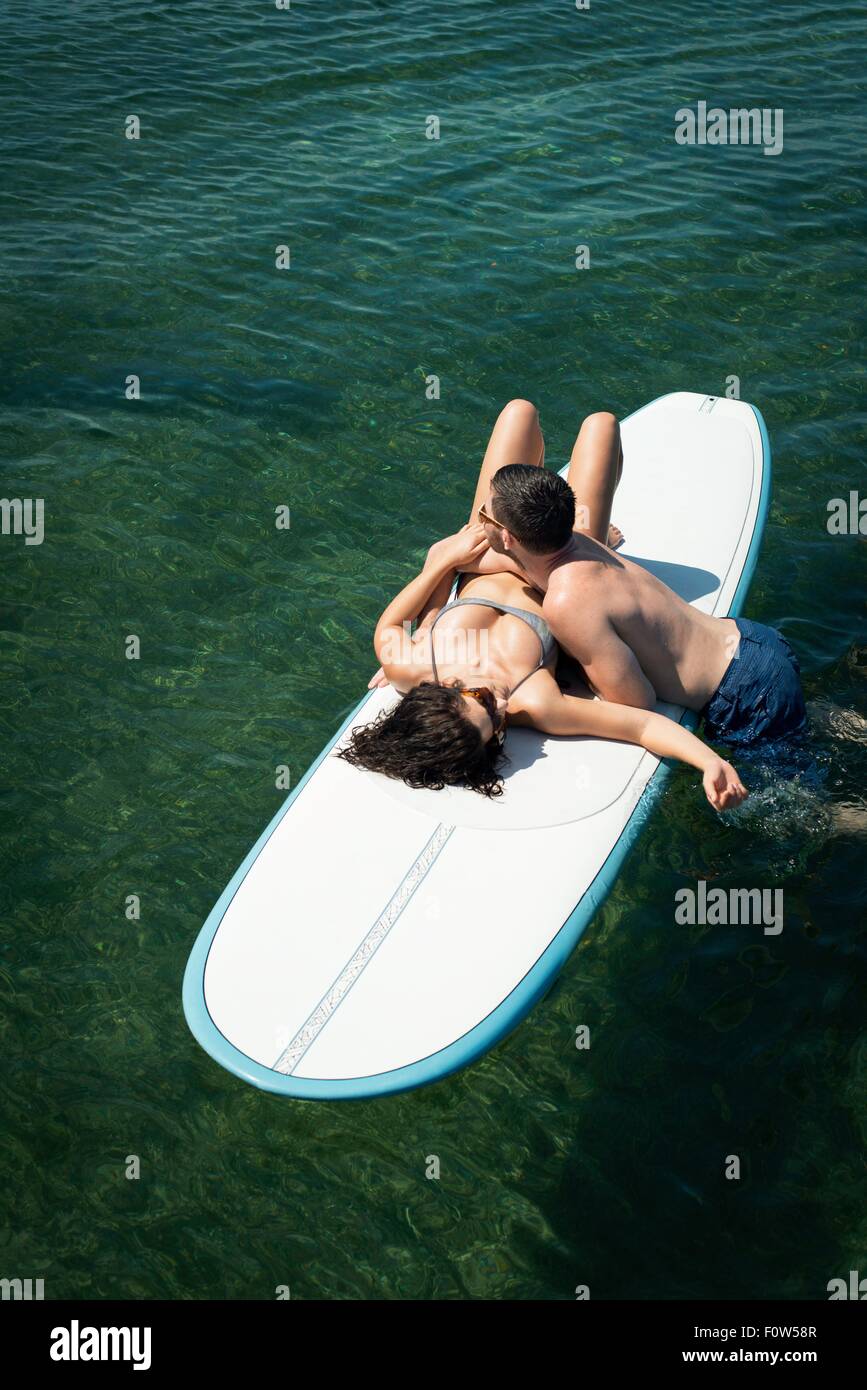 Vista aerea della romantica coppia giovane su paddleboard in mare Foto Stock
