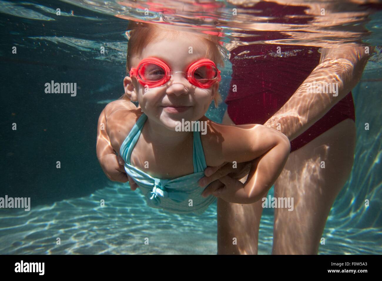 Ritratto di subacquea della ragazza di imparare a nuotare Foto Stock