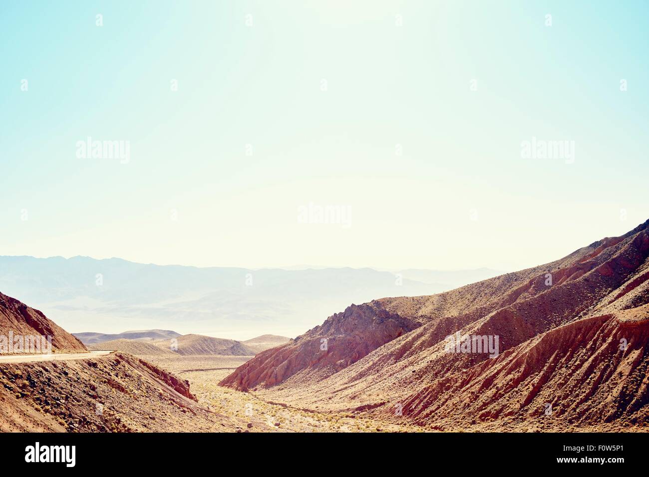 Road, i monti e la valle, Death Valley, California, Stati Uniti d'America Foto Stock