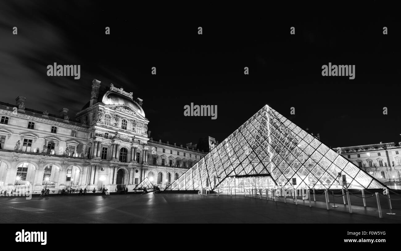 La Piramide del Louvre - Paris. Una lunga esposizione immagine del famoso museo parigino. Foto Stock