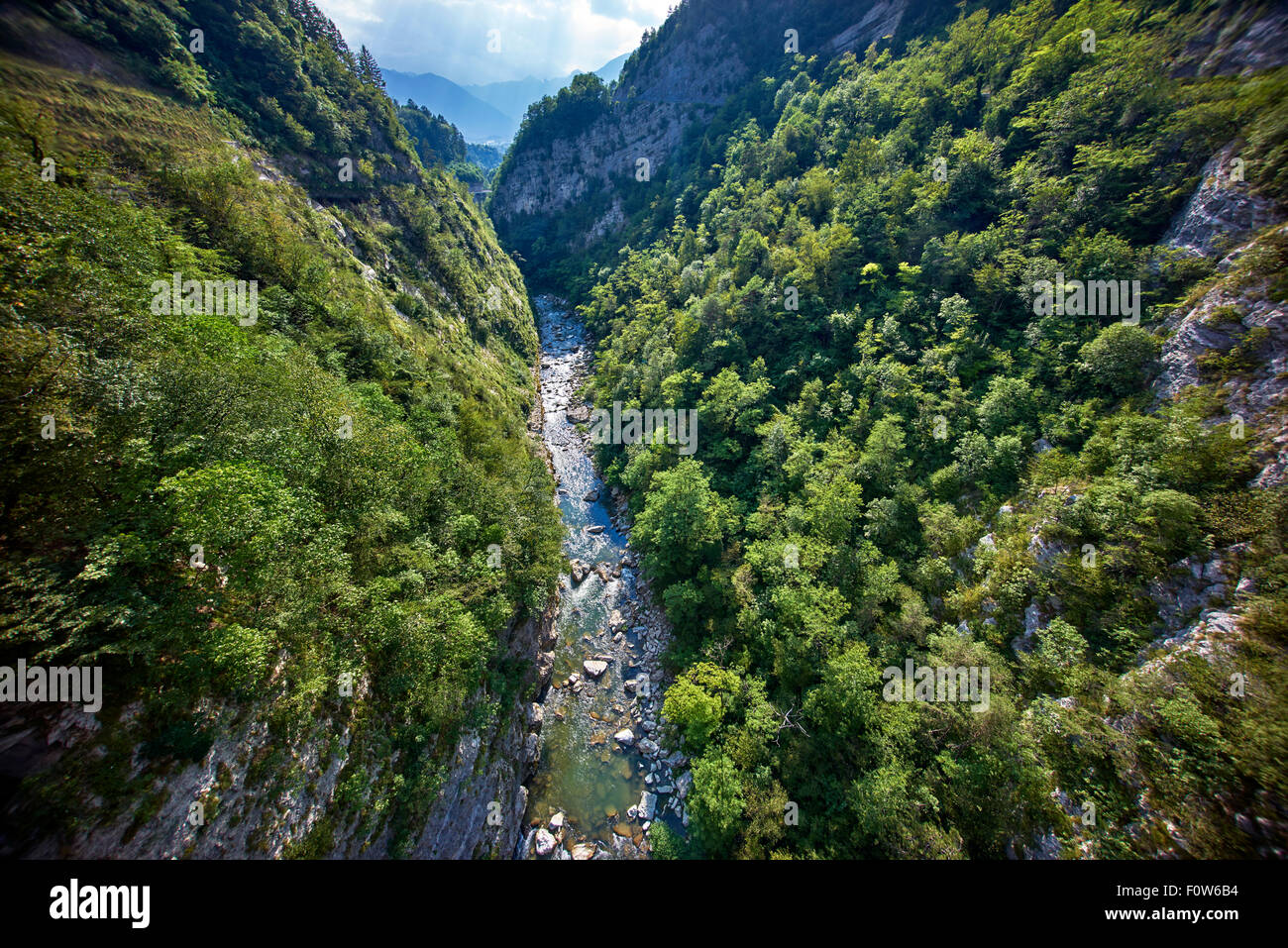 Le montagne con piccolo fiume profondo sotto da un brige Foto Stock