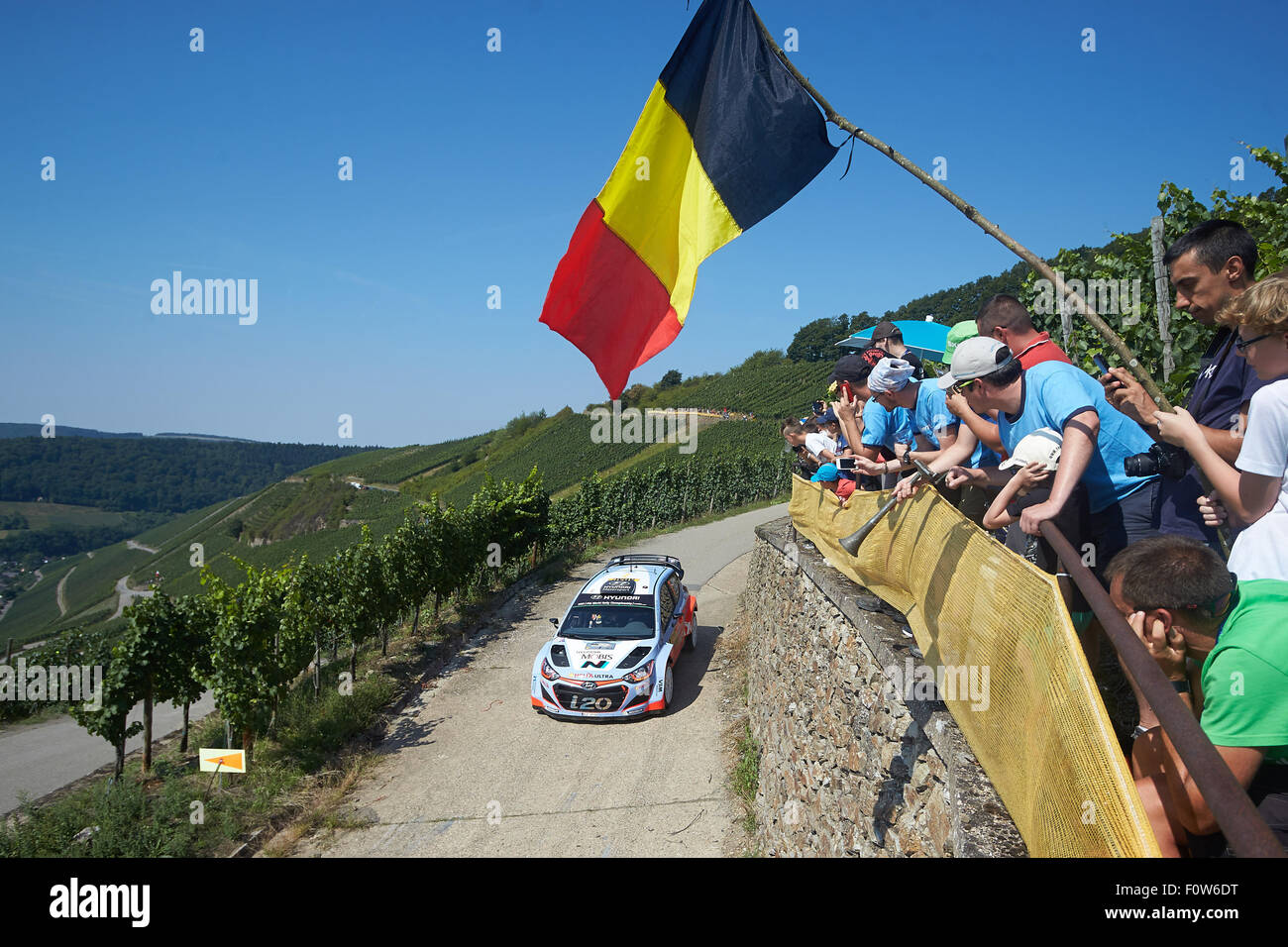 Kluesserath, Germania. 21 Ago, 2015. Motorsport: Rallye Deutschland Campionati del Mondo nono round: Thierry Neuville e Nicolas Gilsoul dal Belgio crociera nel loro Hyundai i20 WRC nella fase speciale della Mosella centrale attraverso i vigneti a Kluesserath, Germania, 21 agosto 2015. Foto: THOMAS FREY/dpa/Alamy Live News Foto Stock