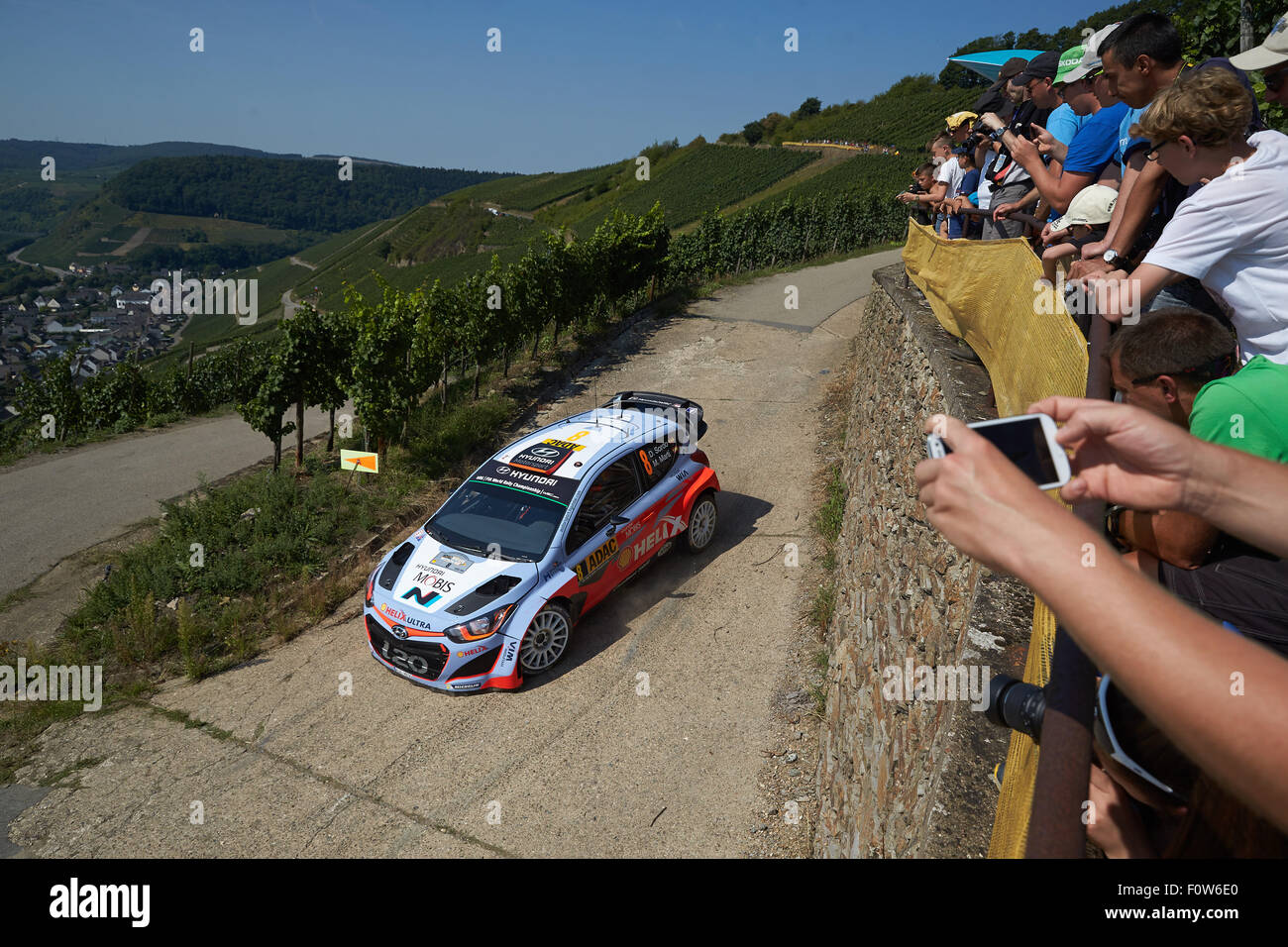 Kluesserath, Germania. 21 Ago, 2015. Motorsport: Rallye Deutschland Campionati del Mondo nono round: Dani Sordo e Marc Marti dalla Spagna crociera nel loro Hyundai i20 WRC nella fase speciale della Mosella centrale attraverso i vigneti a Kluesserath, Germania, 21 agosto 2015. Foto: THOMAS FREY/dpa/Alamy Live News Foto Stock