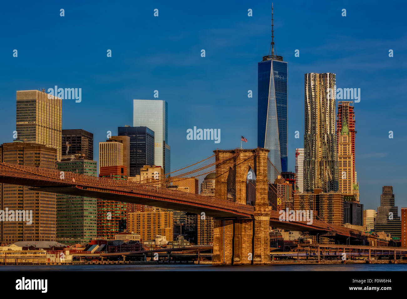 Il Ponte di Brooklyn e sullo skyline di New York. Foto Stock