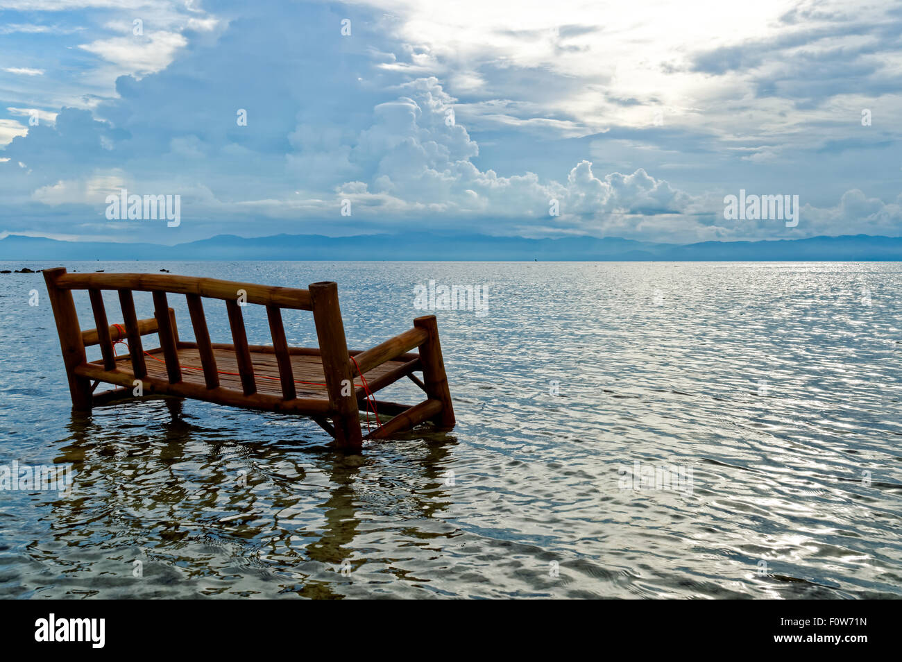 Una sedia di bambù è imbevuto nell'oceano. Si tratta di un locale di pratica per utilizzare il bambù e i tavoli e le sedie e imbevuti di loro una volta l'anno per fe Foto Stock