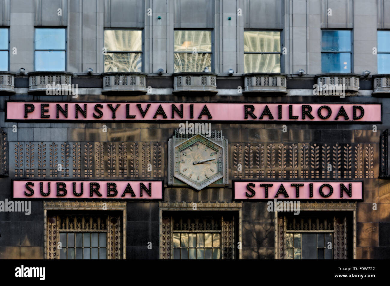 In Pennsylvania stazione suburbana - chiudere la vista all'architettura in stile art deco della Pennsylvania Railroad stazione suburbana a Philadelphia, Pennsylvania. Foto Stock