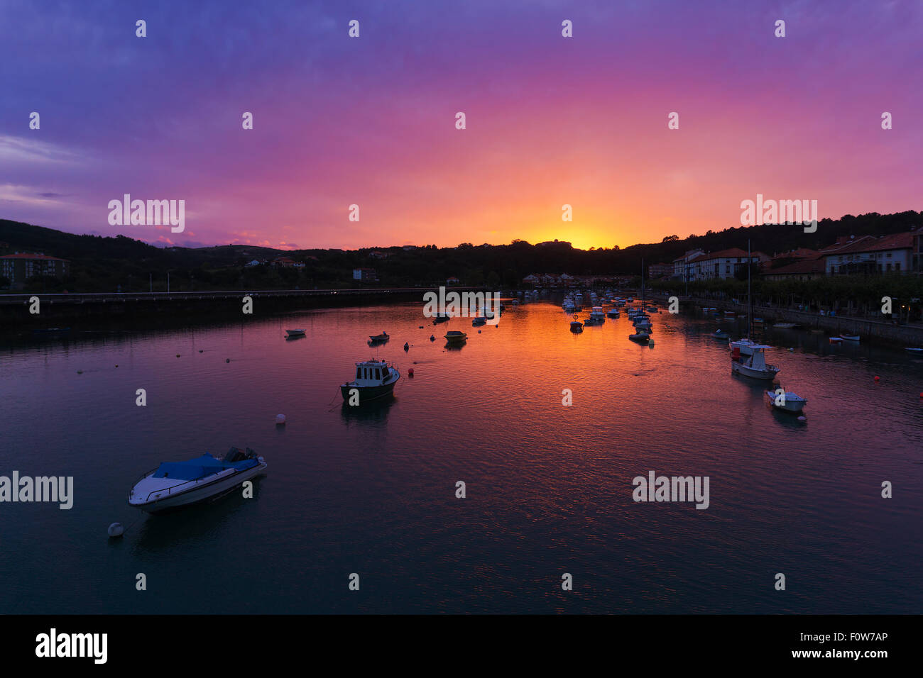 Barche nel fiume th di Plentzia al tramonto Foto Stock