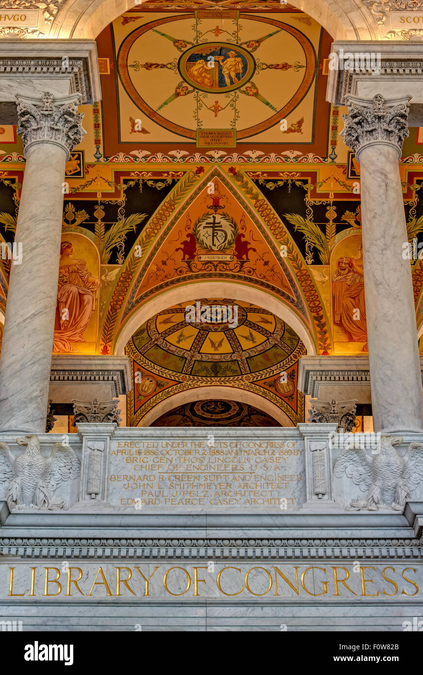 Una vista dalla sala principale ad una sezione di soffitto e l'oro iscrizione presso la Biblioteca del Congresso a Washington DC. Foto Stock