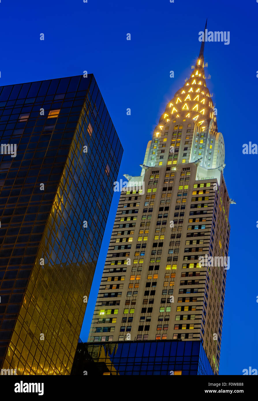 Chrysler Building situato nell'East Side di Manhattan a New York City durante il blu ora prima dell'alba. Foto Stock