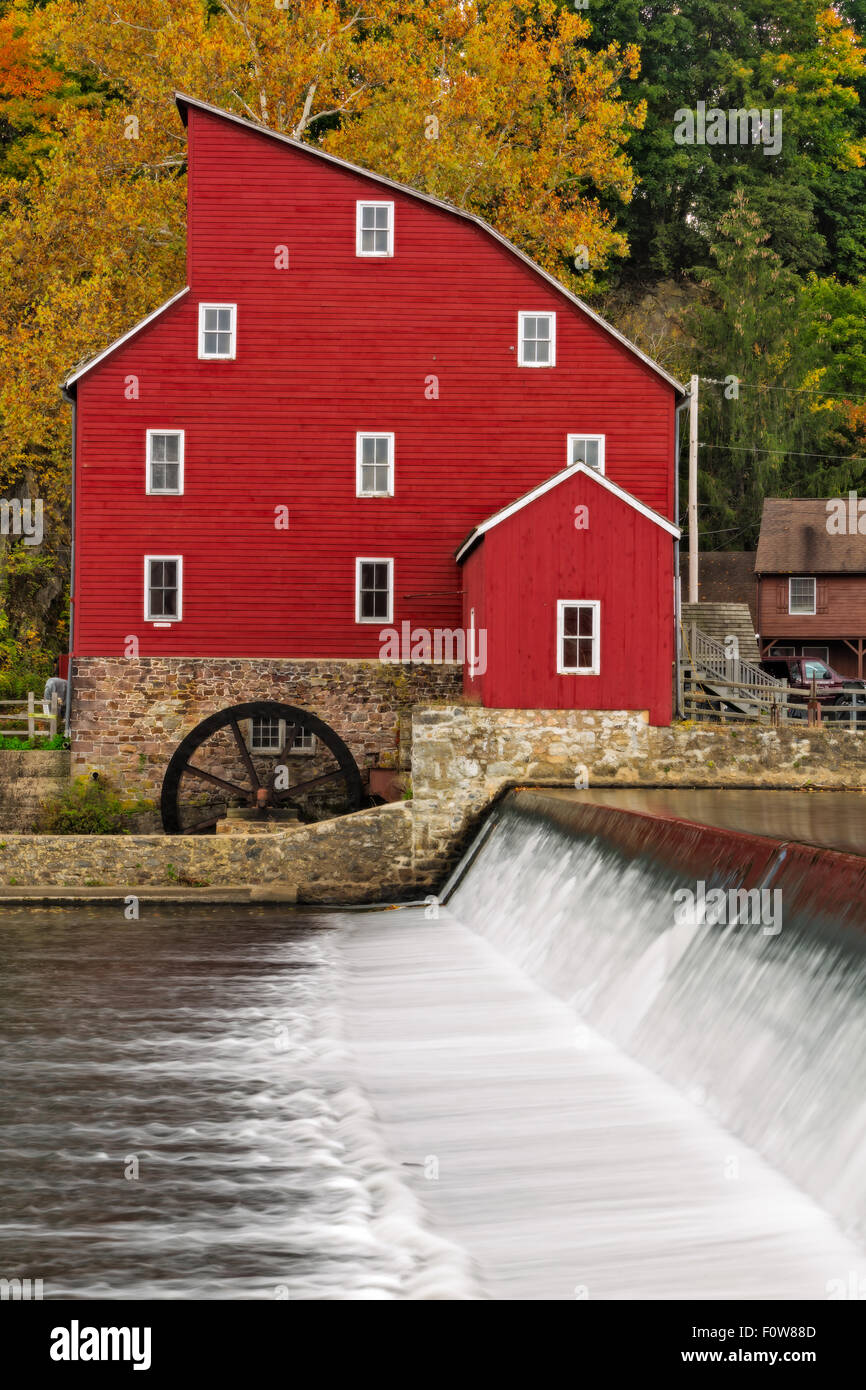 Punto di riferimento storico del Mulino Rosso a Clinton, New Jersey durante un pomeriggio d'autunno. Foto Stock