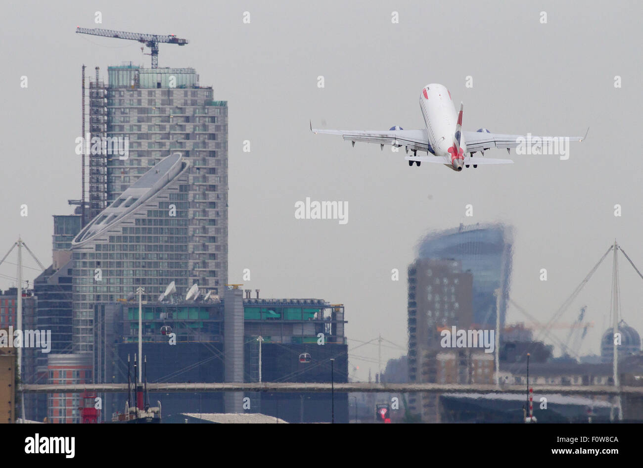 Un British Airways BA CityFlyer Embraer ERJ-170 registrazione G-LCYF decolla all'Aeroporto di London City LCY Foto Stock