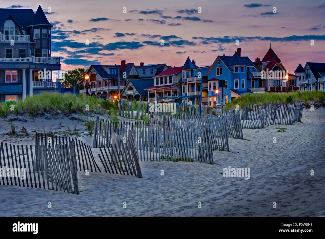 Ocean Grove Asbury Park NJ - Sun ha impostato dando un bel rimbalzo di colori per la sera presto western skies a Asbuty Park Beach in Asbury, New Jersey. Immagine è anche disponibile come una stampa in bianco e nero. Foto Stock
