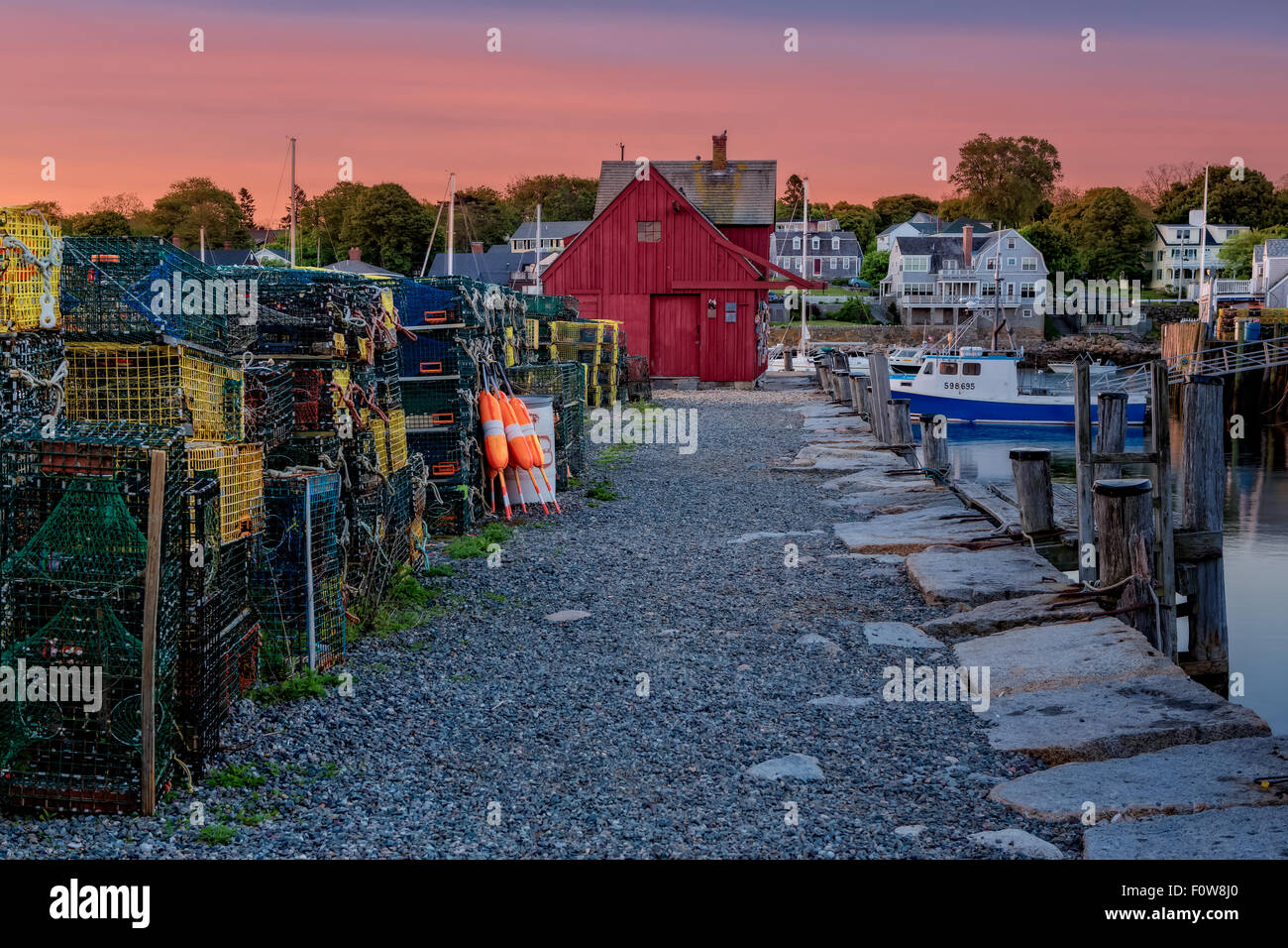 Prima luce a motivo numero uno - New England's iconico punto di riferimento di Bradley Wharf comunemente noto come motivo il numero uno durante la prima luce in Rockport, Massachusetts. Foto Stock