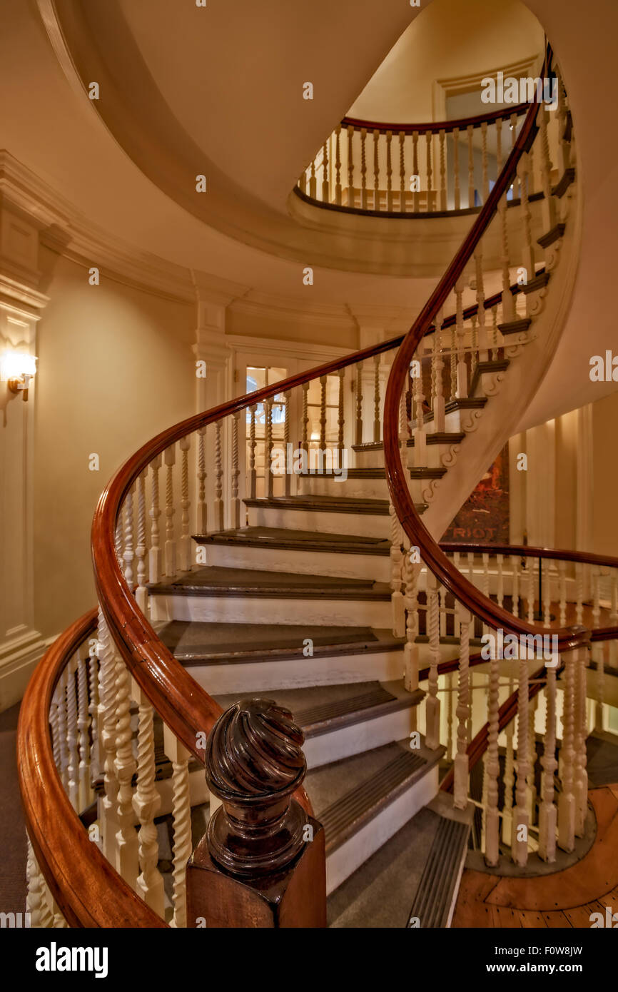 La vecchia casa di Stato georgiano stile architettonico, vecchio ma elegante scalinata a spirale. Foto Stock