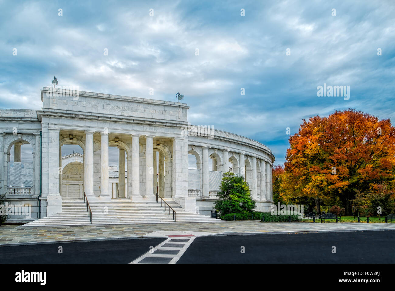 Vista esterna dell'Arlington Memorial anfiteatro durante un picco di caduta delle foglie nel pomeriggio. Foto Stock