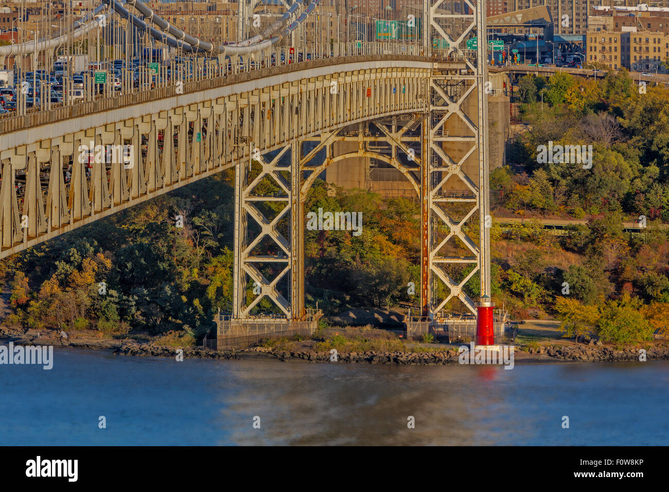 Jeffrey's Faro di Hook anche sapere come il faro rosso piccolo e il Ponte George Washington Bridge. Foto Stock