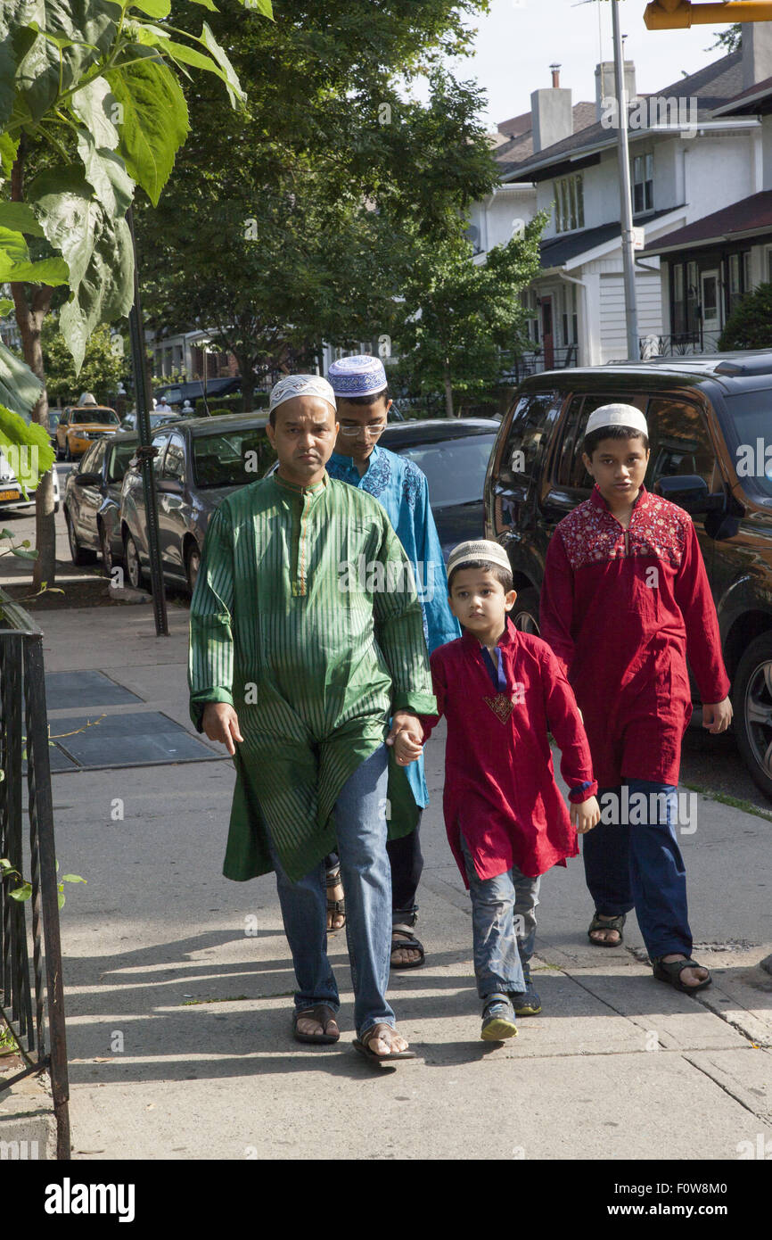 I musulmani pregano al di fuori di una moschea in Kensington, Brooklyn, NY per 'l'Eid al-Fitr." La vacanza,celebrato in tutto il mondo, segna il Foto Stock