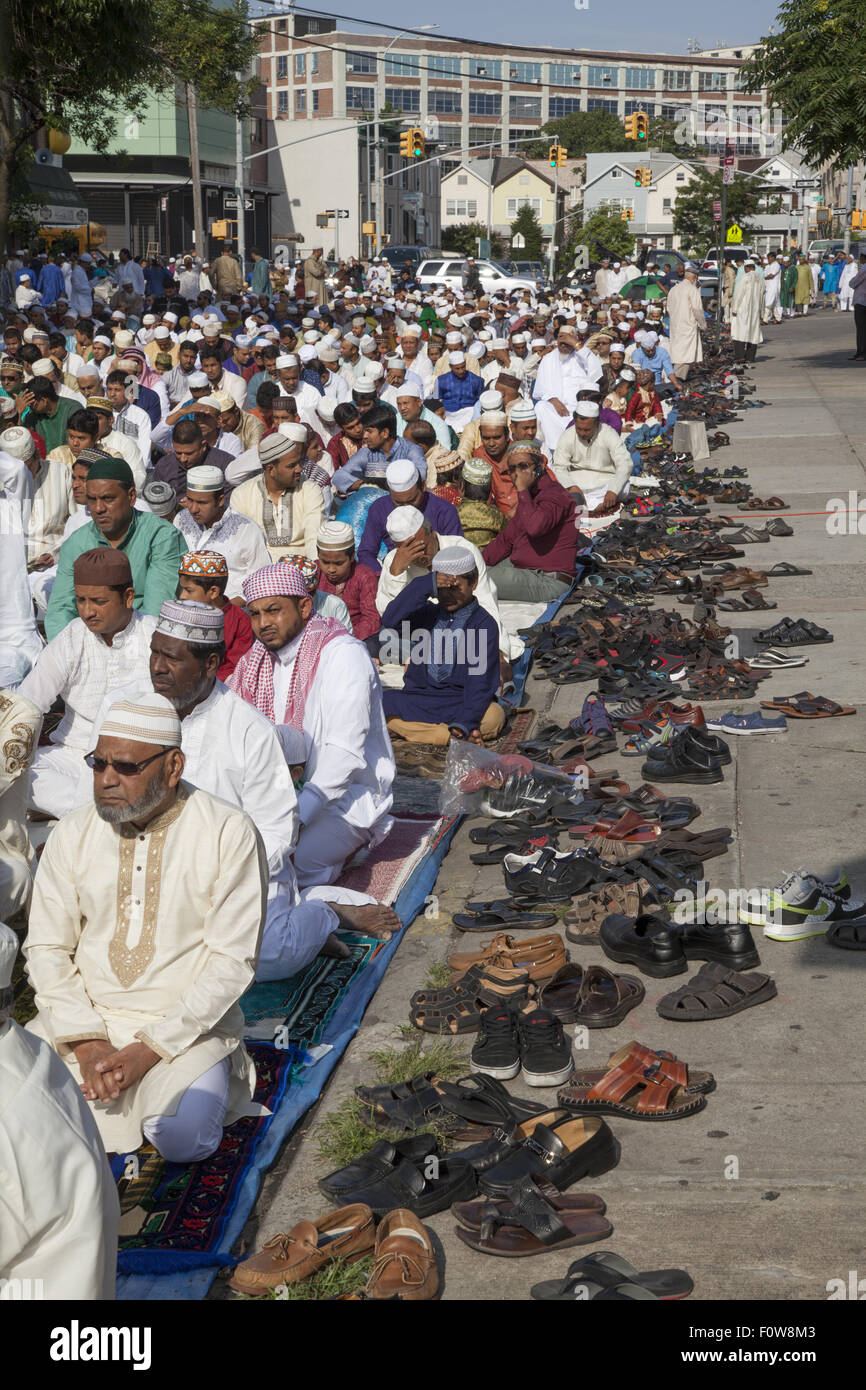 I musulmani pregano al di fuori di una moschea in Kensington, Brooklyn, NY per 'l'Eid al-Fitr." La vacanza,celebrato in tutto il mondo, segna il Foto Stock