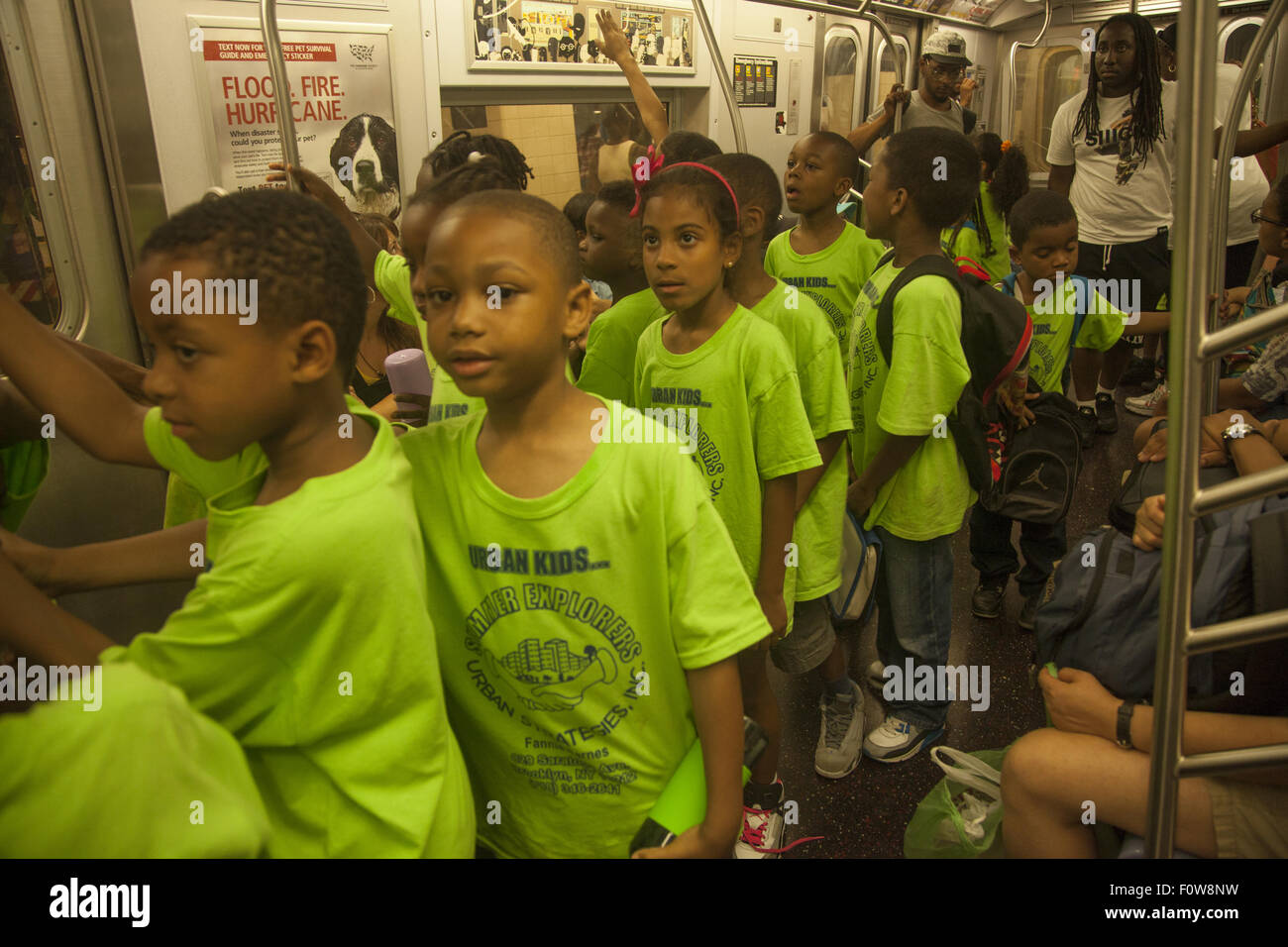 Camper da 'Summer Explorers' ride la metropolitana di Brooklyn, NY, durante una gita. Foto Stock