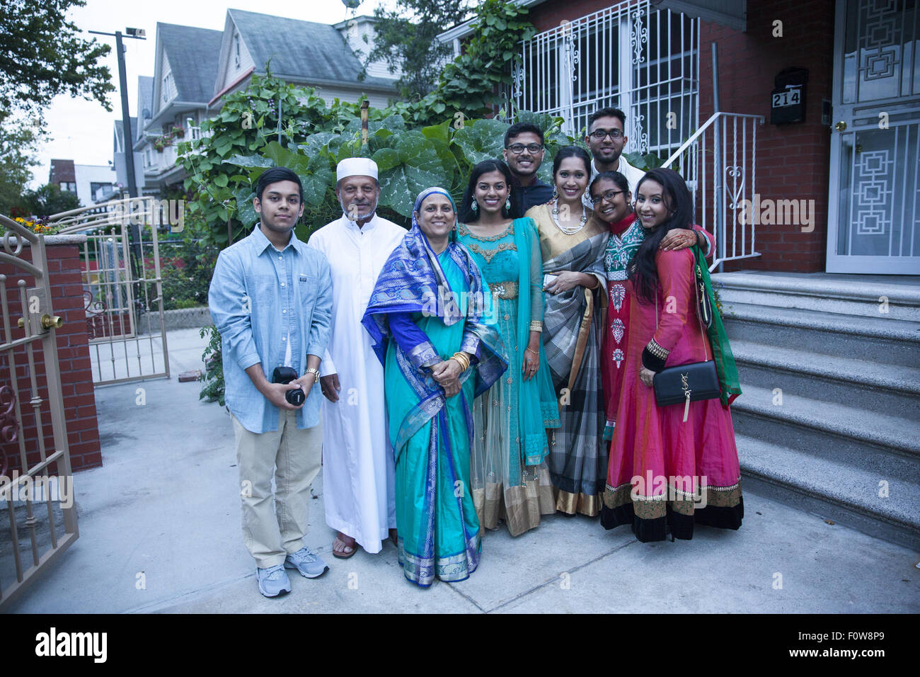 Bengalese famiglia americana vestito per le vacanze Eid celebrazione dopo il mese di Ramadan. Foto Stock