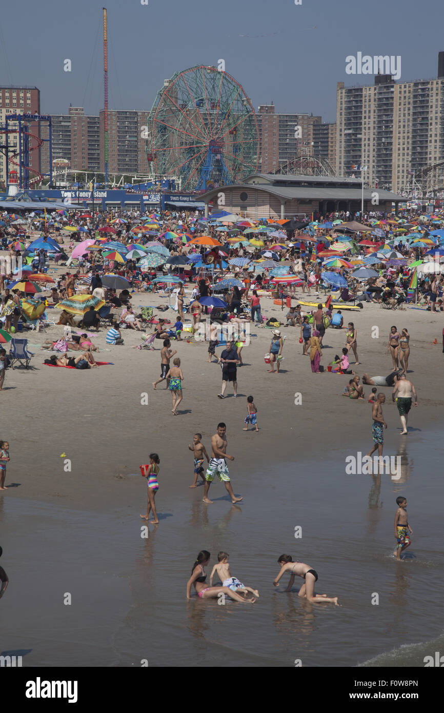 Migliaia di persone per godersi la spiaggia e acqua lungo l'Oceano Atlantico a Coney Island, Brooklyn, New York. Foto Stock