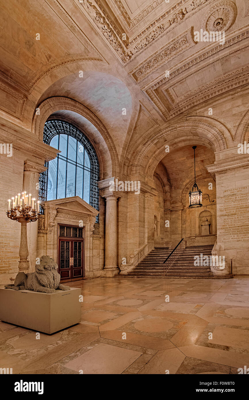 Stephen A. Schwarzman Building entrata principale denominata Astor Hall, che è comunemente noto come il New York Public Library NYPL. Foto Stock
