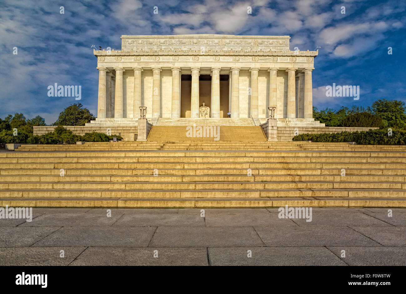 Una vista da nord a sud dell'esterno del Lincoln Memorial a Washington DC. Foto Stock