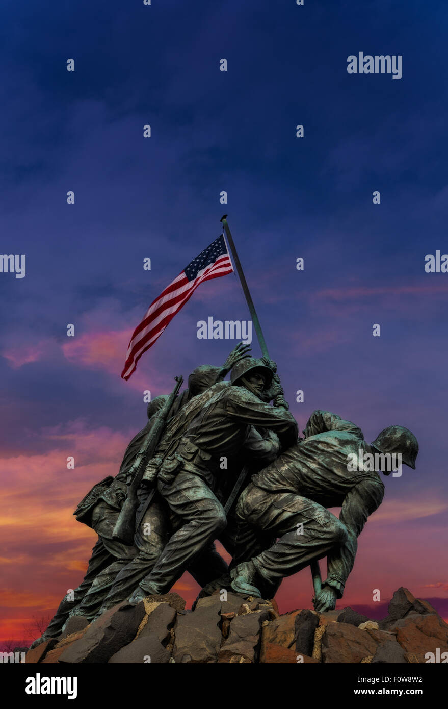 Il Marine Corps War Memorial chiamato anche l'Iwo Jima Memorial in Arlington, Virginia, con colori gloriosi nel cielo durante il crepuscolo ora. Foto Stock