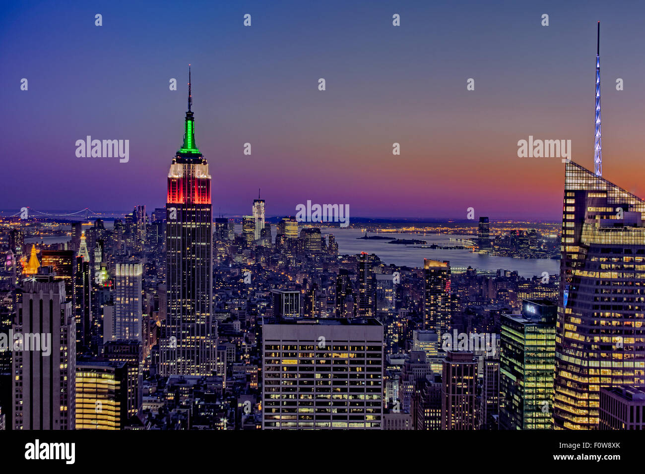 Uccelli-eye-vista dell'illuminato midtown Manhattan skyline al tramonto dalla cima del Rock in New York City. Foto Stock