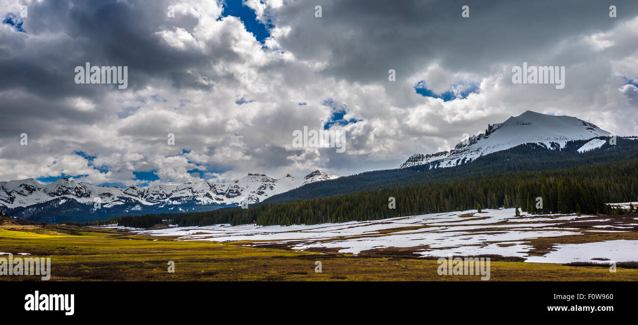 Le dense nubi sulla neve coperto vette Colorado Montagne Rocciose paesaggio Foto Stock