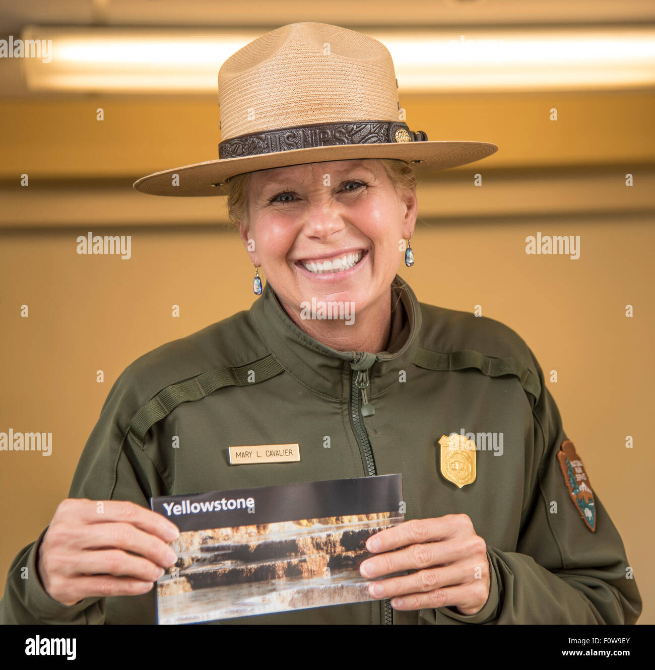 Parco Nazionale di Yellowstone, Ranger del Parco Maria l. Cavalier saluto ai visitatori del parco di ingresso di West Yellowstone, Wyoming USA Foto Stock