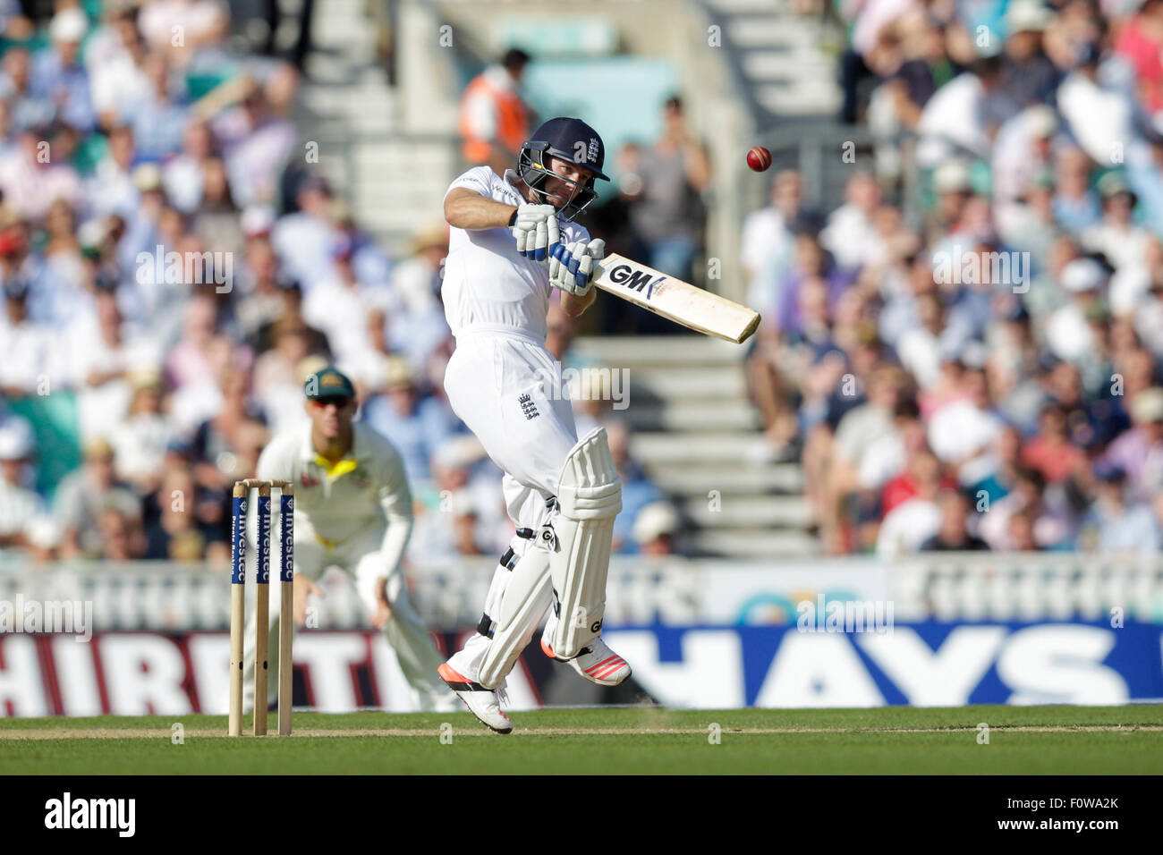 Londra, Regno Unito. 21 Ago, 2015. Ceneri Investec 5a prova, il giorno 2. Tra Inghilterra e Australia. L'Inghilterra del Adam Lyth cucchiai questa consegna dal nuovo bowler Australia Peter Siddle &AMP; è catturato da Starc per perdere il suo paletto per 19 corre Credito: Azione Sport Plus/Alamy Live News Foto Stock