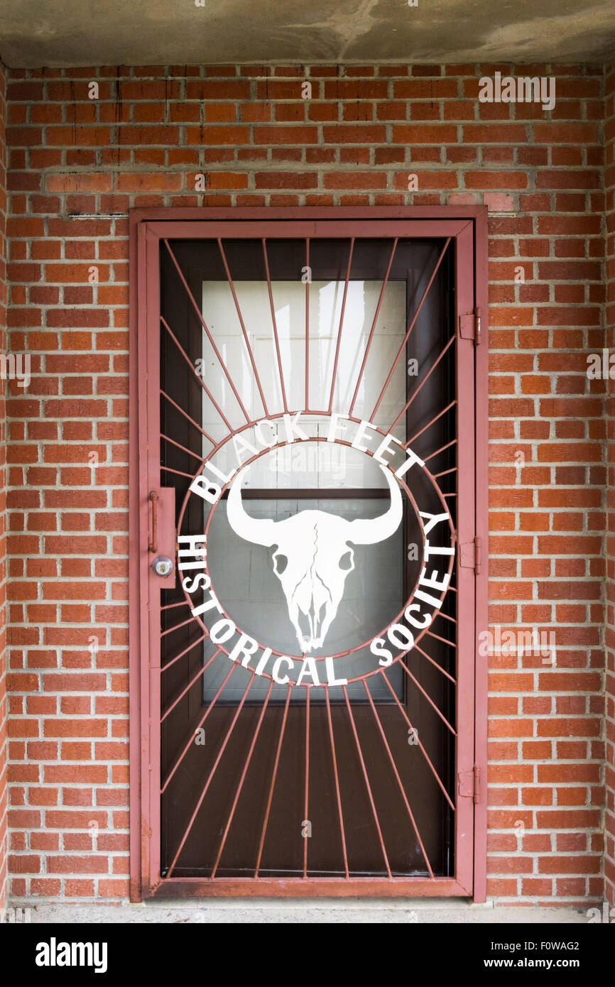 Decorativi in metallo sulla schermata di ingresso al Blackfeet storica Società a Browning, Montana. Foto Stock